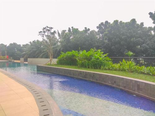 Comfortable and Cozy Studio Room at Transpark Cibubur Apartment By Travelio
