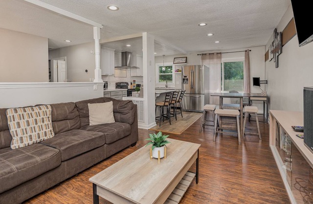 Comfortable and Homey, with a Pool!