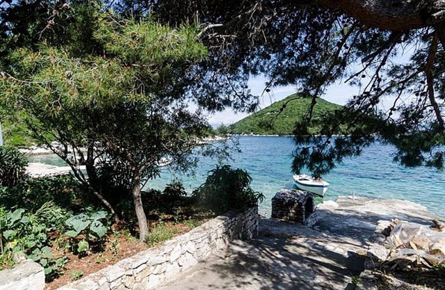 Comfortable and spacious apartment near beach Prožurska Luka, Mljet (A-617-a)