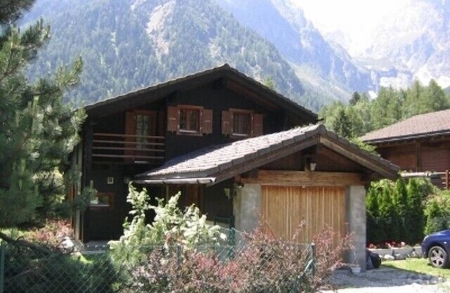 Comfortable chalet in an idyllic area. Fenced garden. Dogs accepted.