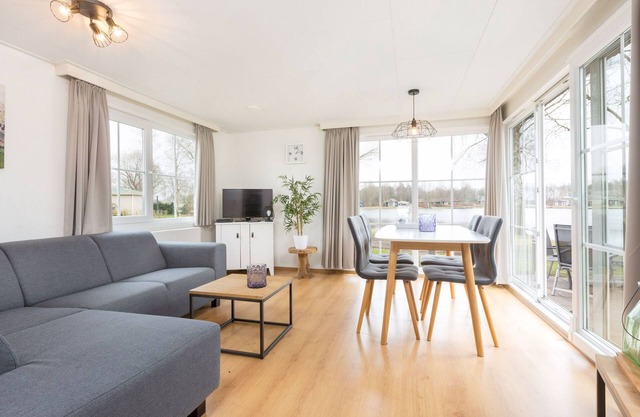 Comfortable chalet with a combi microwave, in green Twente