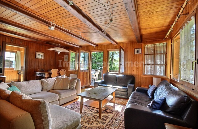 Comfortable chalet on 2 levels for 8 people, living room, separated kitchen with dishwasher, 2 doubl