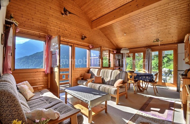 Comfortable chalet on 2 levels for 7 to 8 people, living room, kitchen area with dishwasher, 1 doubl