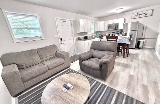 Comfortable/Close to Everything 2-bedroom/1 bath Apartment in North Charleston.