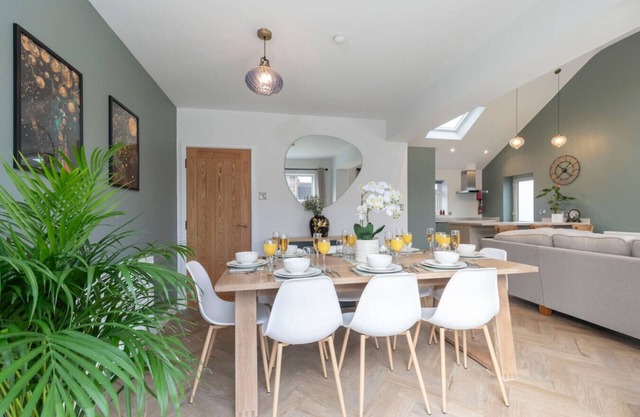 Comfortable & Contemporary 5-Bed 3 Bathroom Home