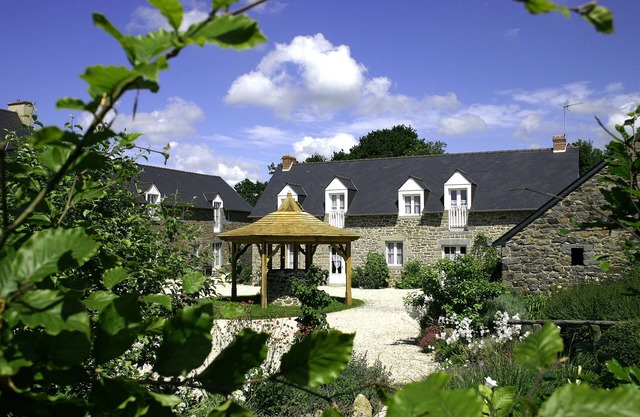 comfortable cottage, quiet, with sauna, gardens, near Saint-Malo and Rance