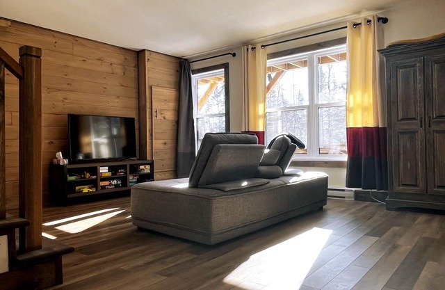 Comfortable cottage in the heart of nature, fireplace inside and out! Possibility of teleworking.