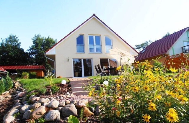 Comfortable cottage on the lake, sea, beach, terrace, boats