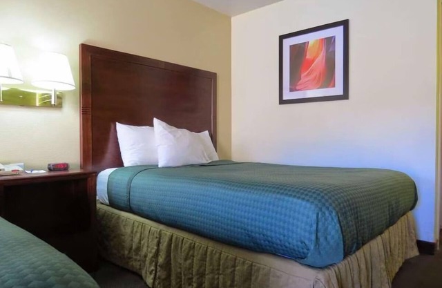 Comfortable Couple Stay w/Free Breakfast & Pool A