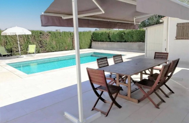 Comfortable house with a pool very close to the beach.