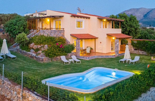 Comfortable family appartment, fully equipped with fantastic sea view and garden