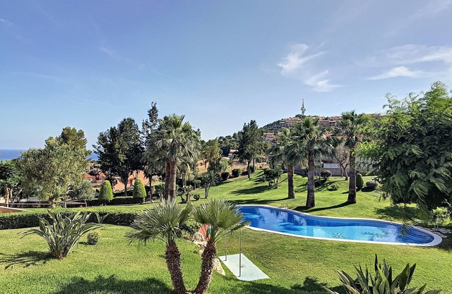 Comfortable family home with pool and near beach - quiet co
