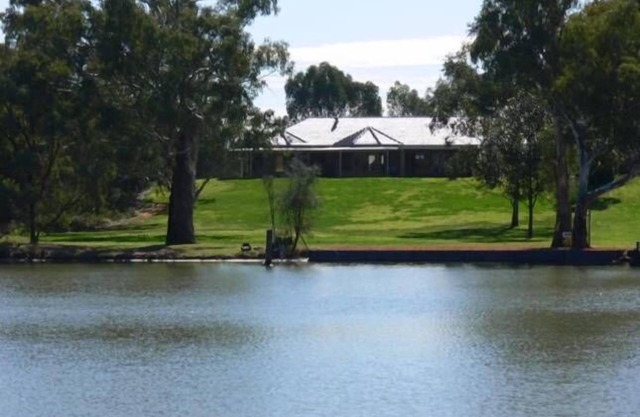 Comfortable family retreat on the Murray river. Magnificent views.