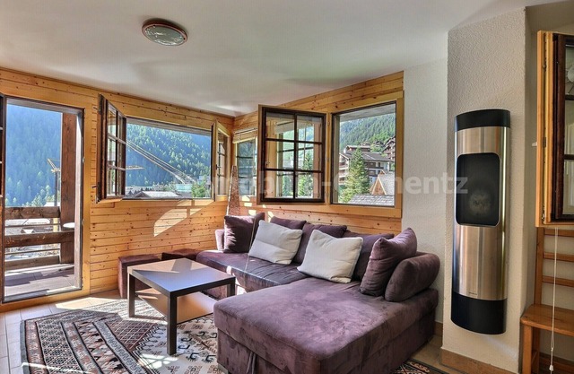 Comfortable flat on 2 levels for 6 to 8 people, living room, kitchen area with dishwasher, 2 double