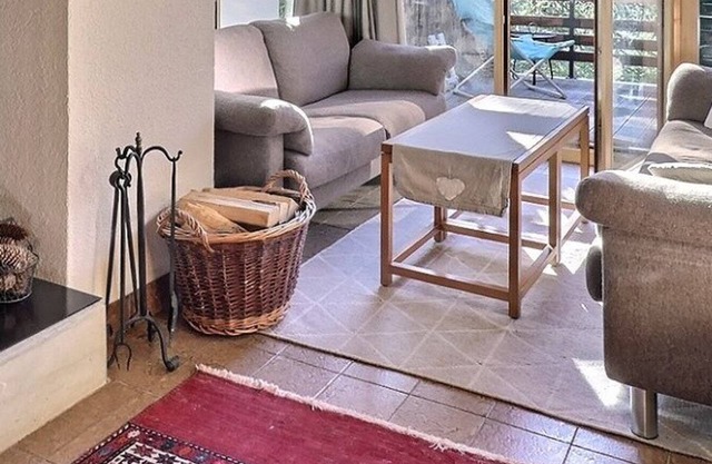 Comfortable flat on 2 levels for 6 people, living room with wood-burner, kitchen area with dishwashe
