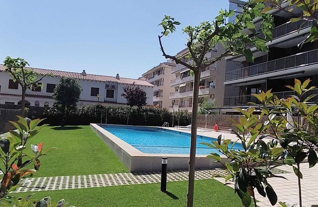 Comfortable flat with pool and beach nearby