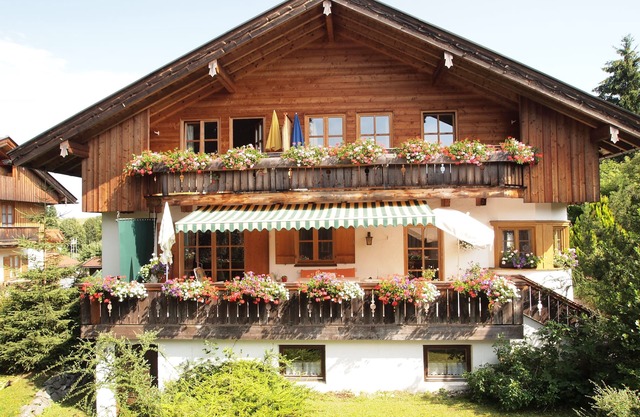 Comfortable, fully furnished apartment with mountain views for 4 people