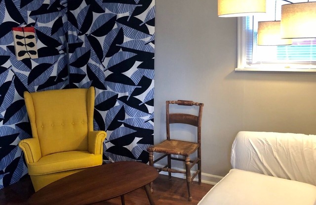 Comfortable, green, stylish, walkable 1940s cottage
