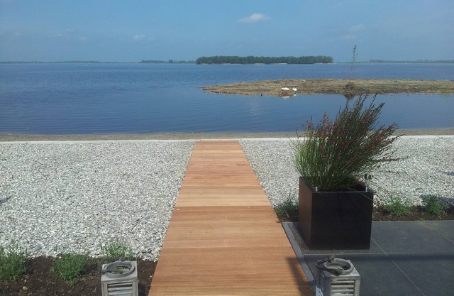 Comfortable holiday home directly on the Veluwemeer with beautiful lake view