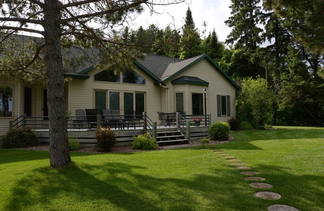Comfortable home with amazing porch located on Big Sand Lake & Pine Cone Lodge