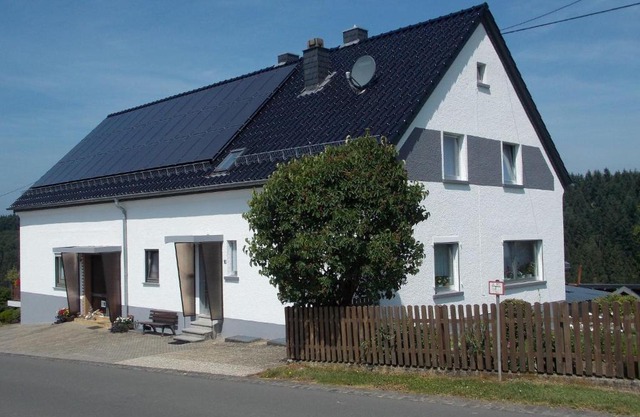 Comfortable home with large sunny garden in beautiful surroundings
