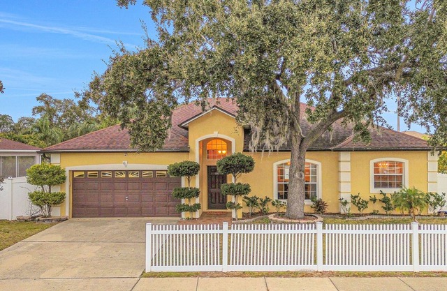 Comfortable home with washer/dryer, kitchen, & enclosed yard - snowbird-friendly