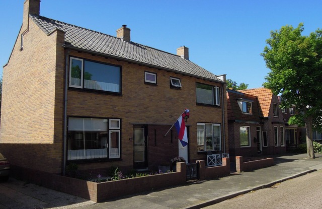 Comfortable house in a quiet area with a green garden.