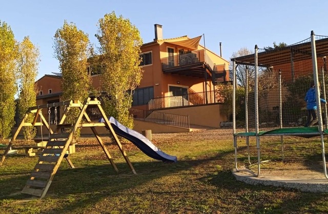 Comfortable house near Banyoles. Spacious space with barbecue and private pool.