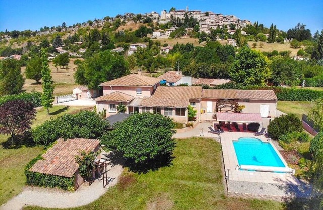 Comfortable house with heated pool and jacuzzi for 12 people