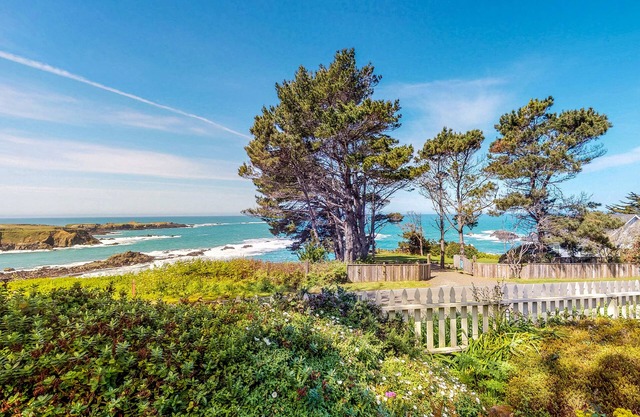Comfortable & Inviting Cottage w/an Enclosed Yard, and WiFi