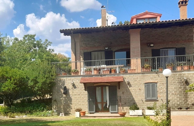 Comfortable independent apartment, with garden and private parking.