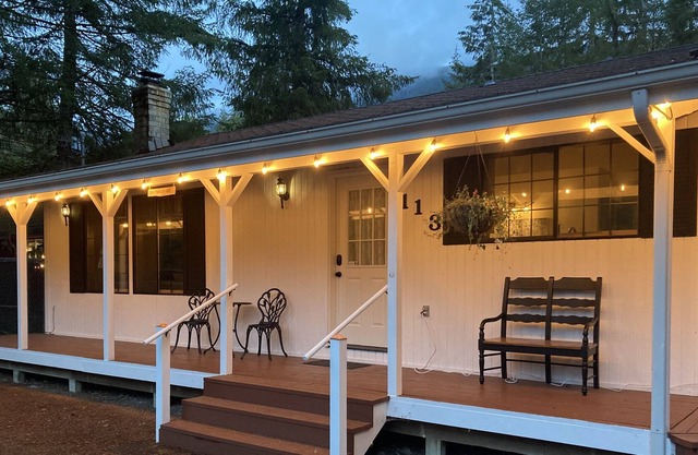 Comfortable Mountain House Steps to Swimming Hole, Hot Tub 5 Miles to Mt Rainier