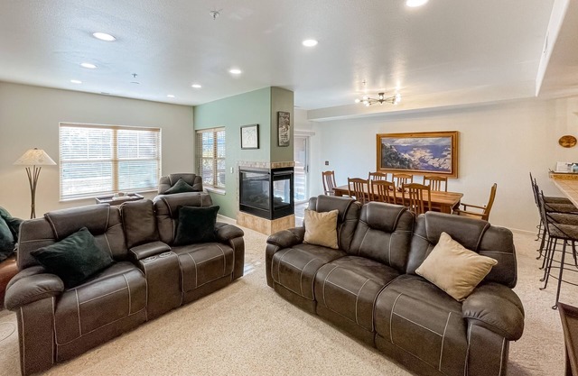 Comfortable mountain view condo with gas fireplace, W/D, & patio