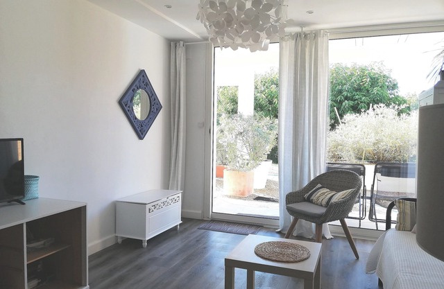 Comfortable, quiet "CôtéPlage" gîte-Covered terrace-Garden