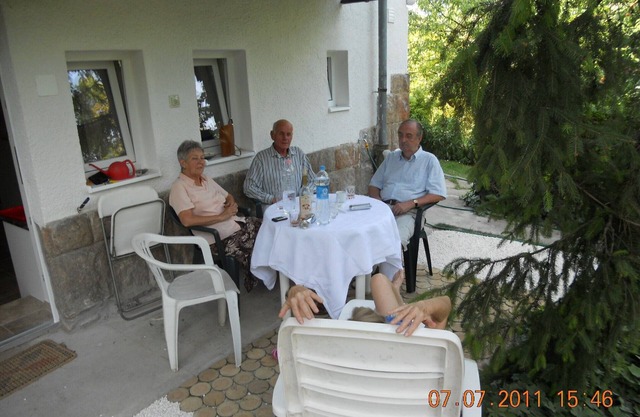 Comfortable, quiet garden apartment in a convenient location, private parking