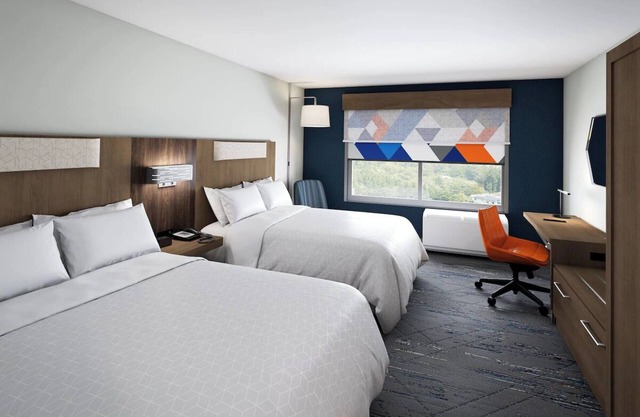 Comfortable Retreat Near Theme Parks with Free Breakfast, Pool, 4 Units