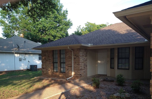 Comfortable room in a house in a quiet neighborhood. Full kitchen/living room