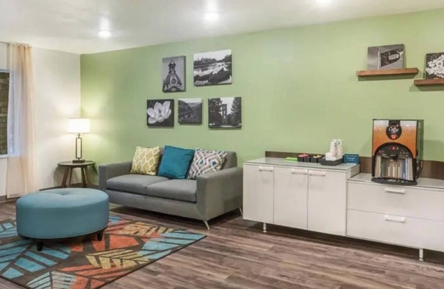 Comfortable Space with Full Kitchen and Work Area for Business Travelers