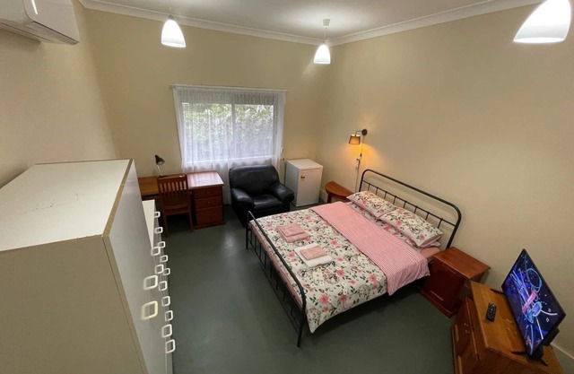 Comfortable spacey cottage, 7.5km to city centre.n