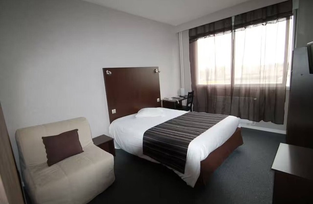 Comfortable Stay with Cozy Rooms and Proximity to Olympic Park, Free Parking