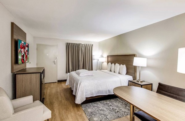 Comfortable Stay Near Addison Circle Park - Couple Stay w/Pool Access