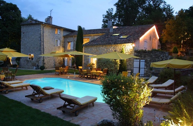 Comfortable studio in Provencal farmhouse with pool & spa