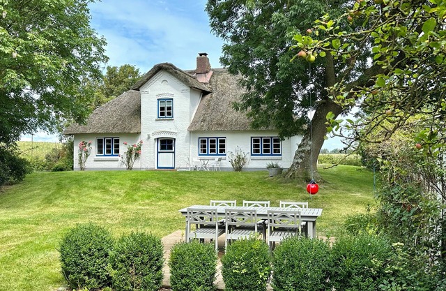 Comfortable thatched-roof house in a fantastic secluded location near St. Peter-Ording