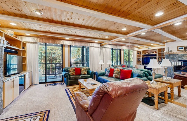 Comfortable Townhome with Pool, Deck, & Lovely Sunsets - Walk to Lake