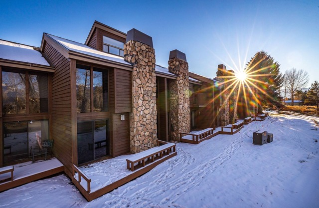 Comfortable townhome with amazing views, private sauna, fireplace, deck & WIFI
