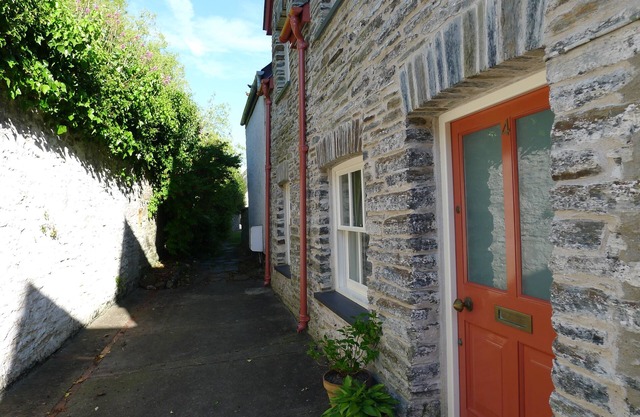 COMFORTABLE, TRANQUIL, HOUSE ON RIVER TEIFI LARGE GARDEN, CENTRAL, FREE PARKING