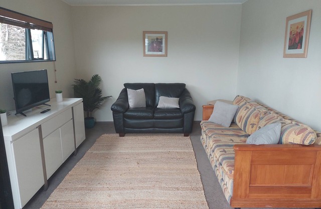 Comfortable unit 30 mins from City, near bus stops.