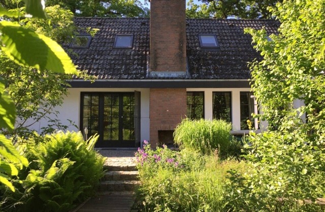 Comfortable vacation home with large garden, electric charging station and fireplace