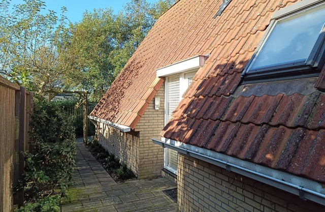 Comfortable vacation home on a small park in Burgerbrug.