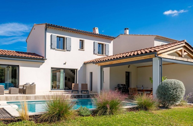 Comfortable Villa for 6, with pool and views and easy walking distance to Oppede